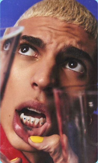 Piercing dental discreto em composição editorial